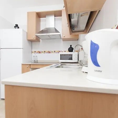 Apartment 3 Bedroom Next To Plaza Barcelona
