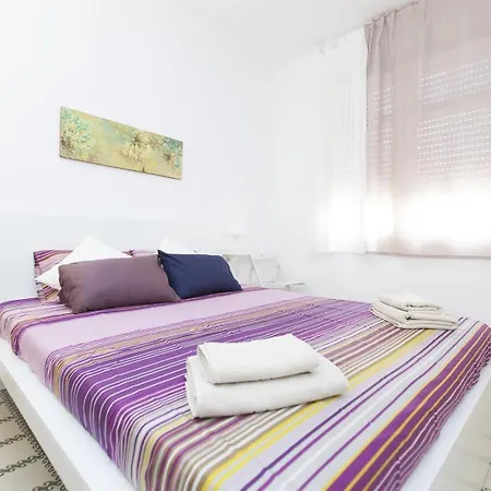 3 Bedroom Next To Plaza *
