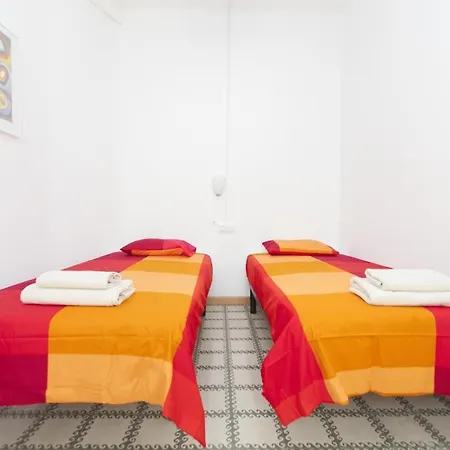 3 Bedroom Next To Plaza * Barcelona